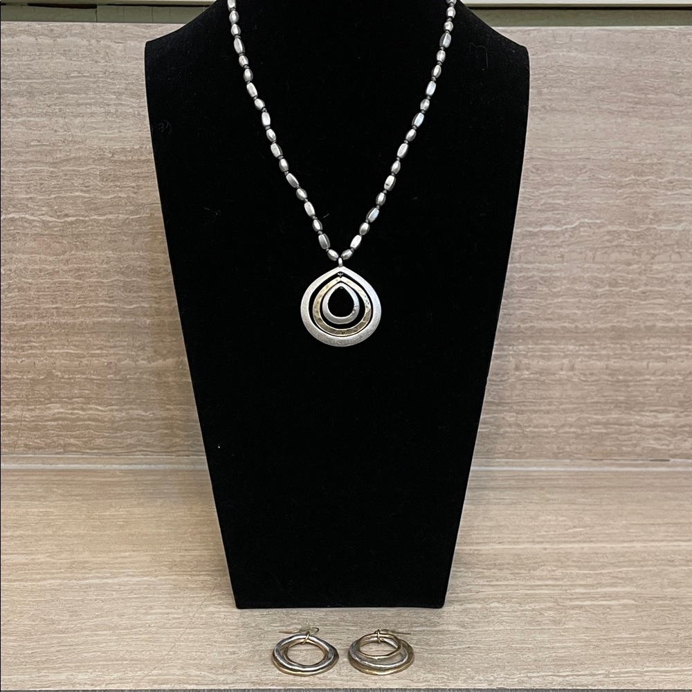 Reaction Kenneth Cole UEC Silver & Gold Tone Pendant Necklace & Earring Set